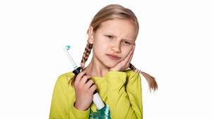 What causes tooth sensitivity, what are the causes of tooth sensitivity, what causes tooth sensitivity to cold and what causes sensitive gums?